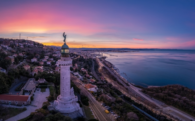 Faro della Vittoria all'alba