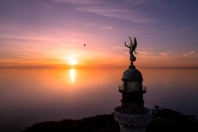 Faro della Vittoria al tramonto