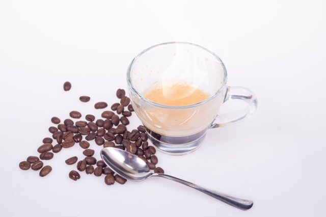 Tazza con caffè in grani intorno su sfondo bianco · mashiro2004