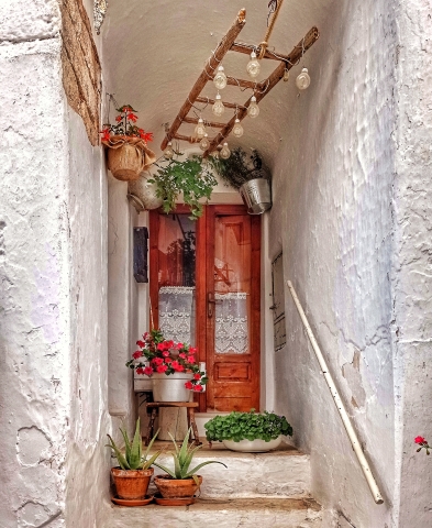 Trullo con scala. Alberobello, Puglia