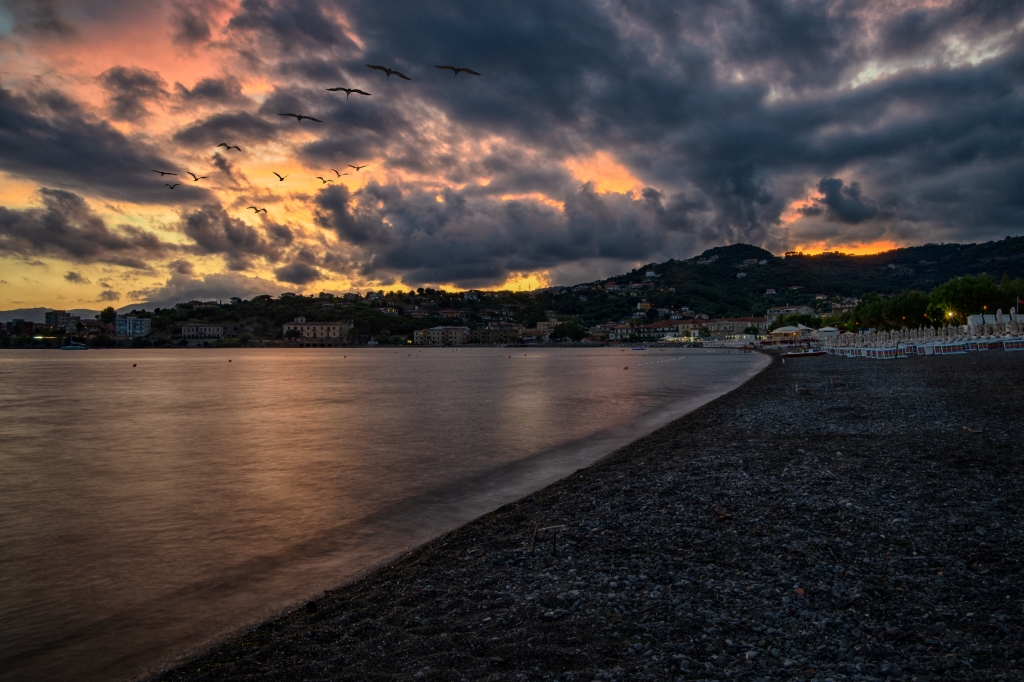 Tramonto con gabbiani dalla spiaggia di Sapri