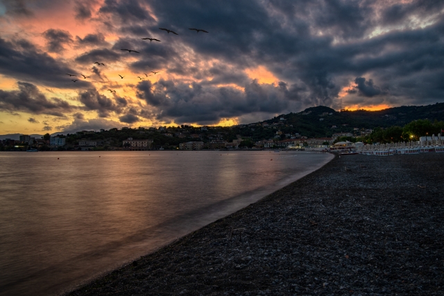 Tramonto con gabbiani dalla spiaggia di Sapri