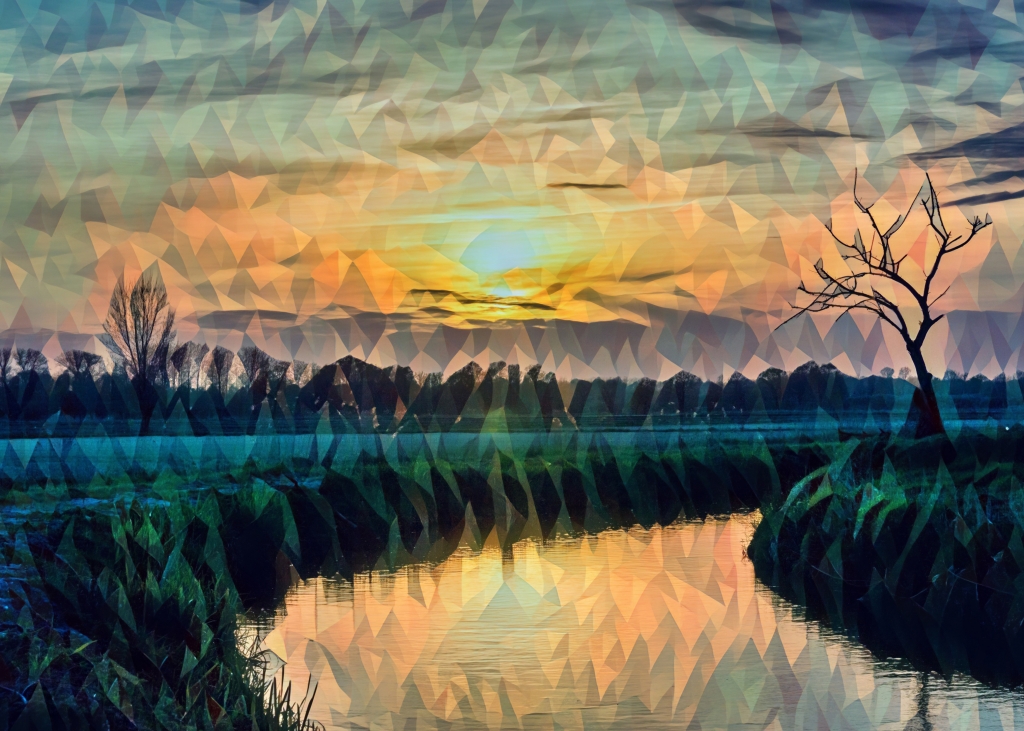 Tramonto su un canale in pianura