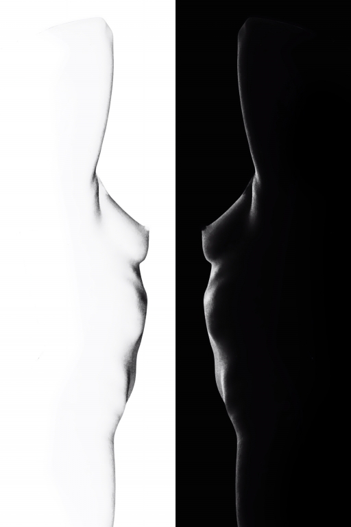 Nudo di donna in bianco nero e in nero bianco.