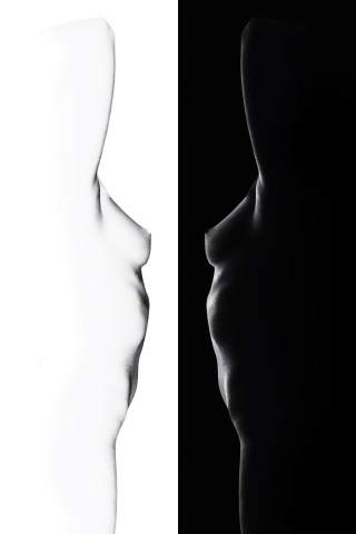 Nudo di donna in bianco nero e in nero bianco. · massimogea