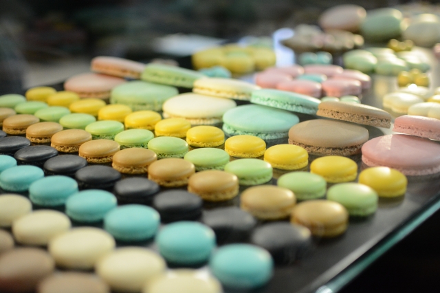 dolci macaron, disposti con precisione su un elegante piatto