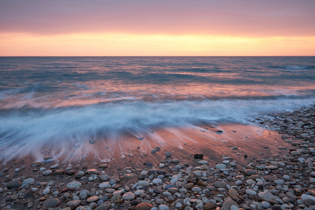 L'alba sulla spiaggia deserta