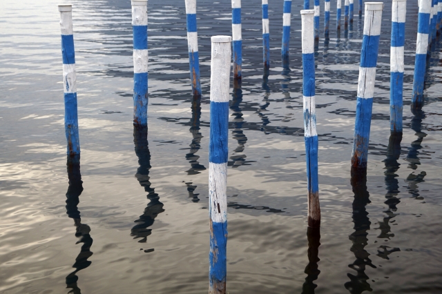 Riflessi sull'acqua creati dagli ormeggi delle barche sul lago di · olper