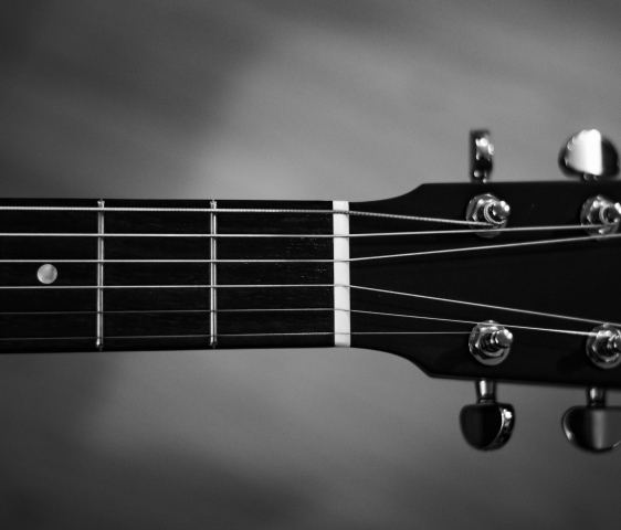 Dettagli di chitarra in bianco e nero