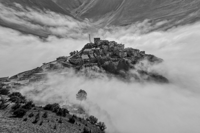 Castelluccio avvolta dalle nuvole in B.N.