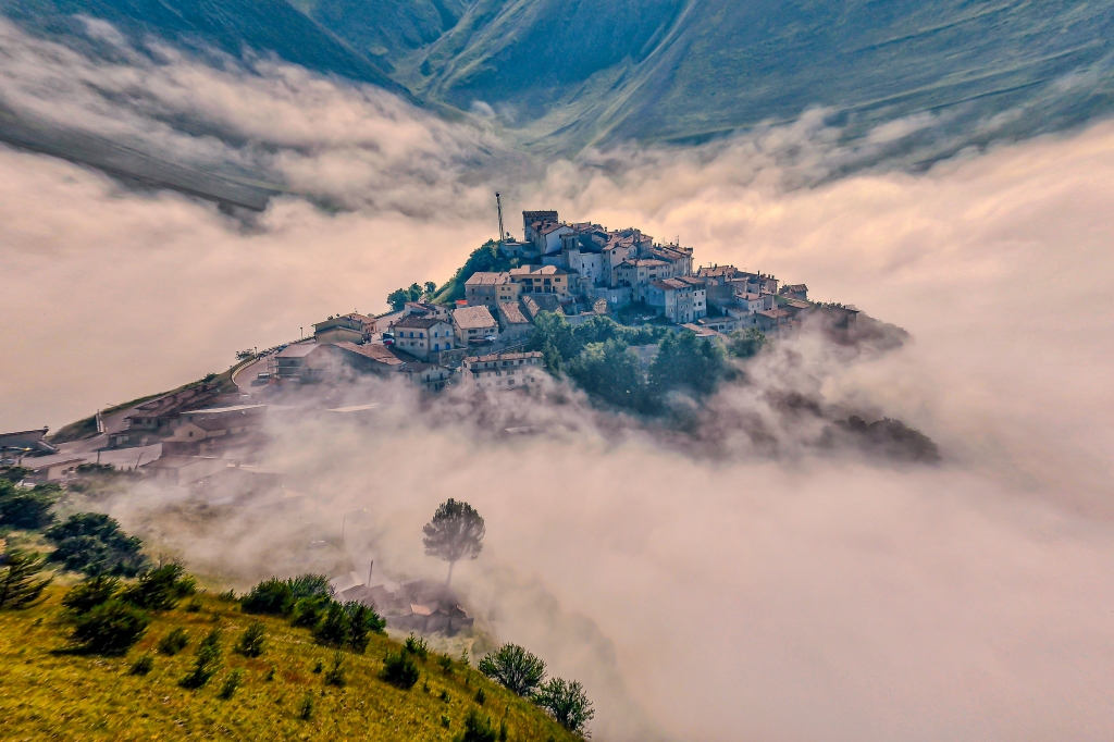 Castelluccio avvolta dalle nuvole a colori