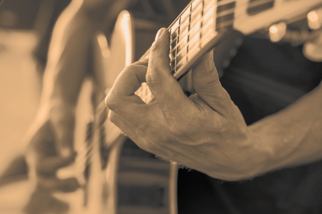 Suonando la chitarra acustica