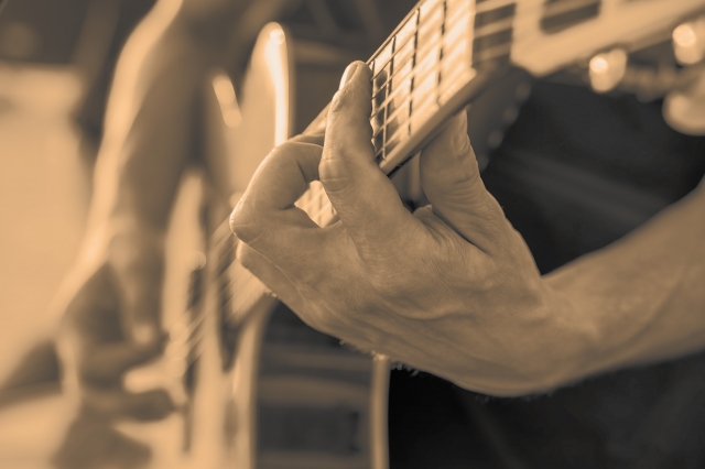 Suonando la chitarra acustica