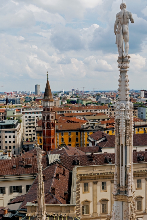 Vista panoramica dalle terrazze del Duomo di Milano