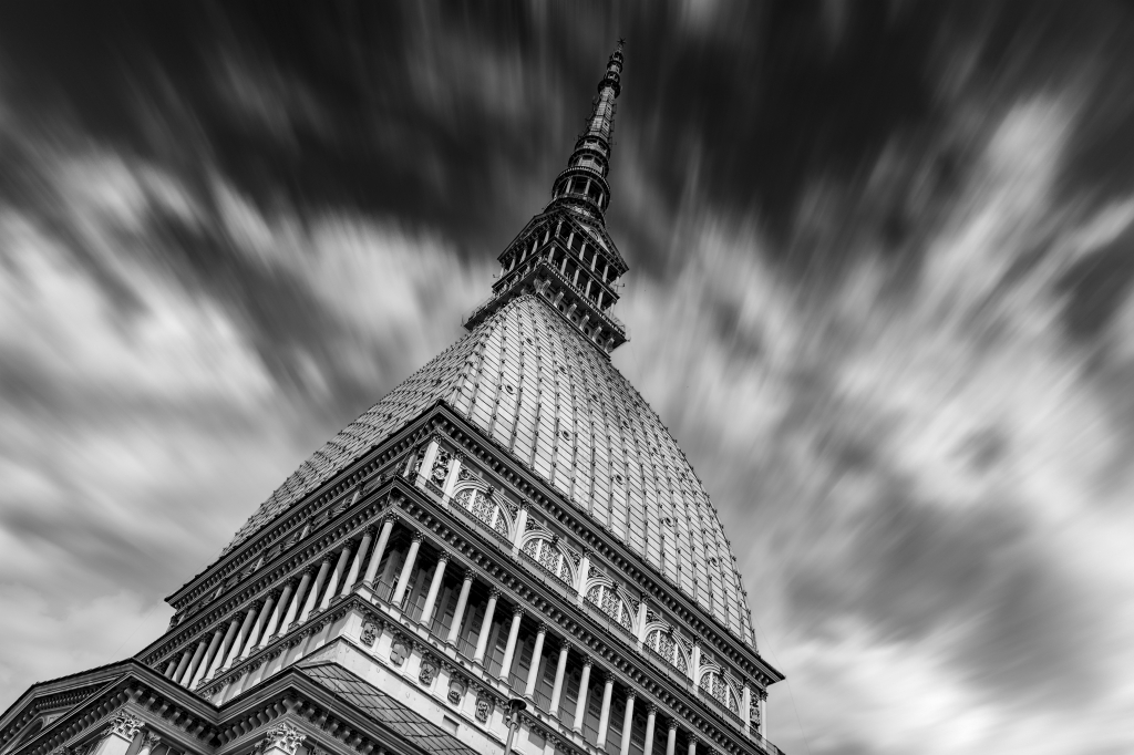 La Mole Antonelliana avvolta da nuvole fuggenti