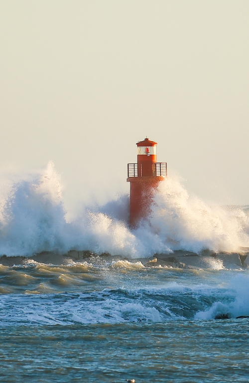 Il faro avvolto dalle onde.