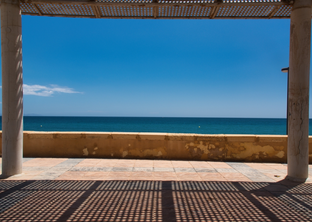 Una cornice sul mare