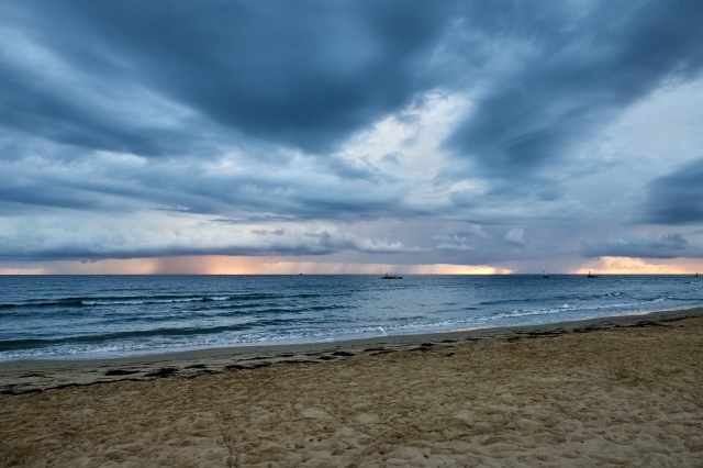 Nuvole minacciose sul mare