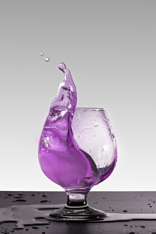 Bicchiere con con liquido stilizzato