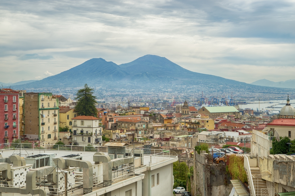 Napoli a colori con il Vesuvio