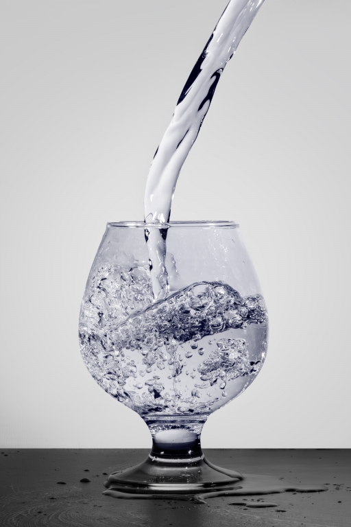 Acqua versata nel bicchiere