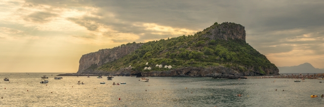 Panoramica dell'Isola di Dino a Praia a Mare al tramonto
