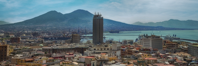 Panoramica di Napoli tinta di azzurro
