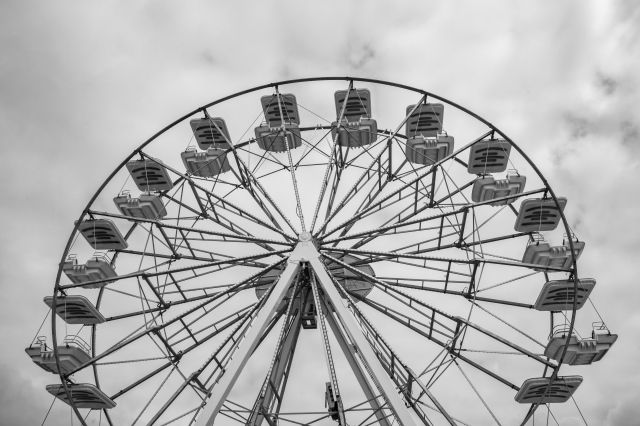 La ruota panoramica in bianco e nero