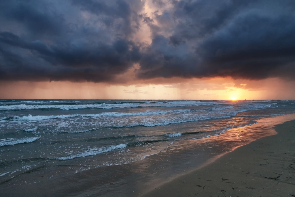 Alba sulla costa adriatica