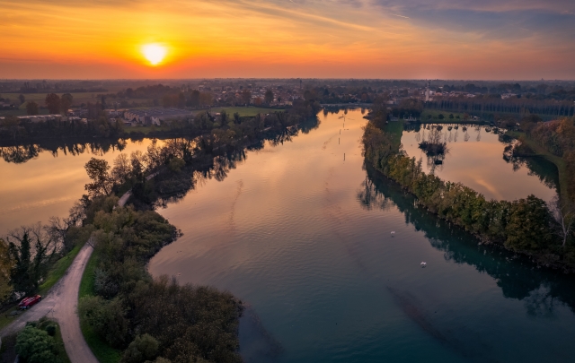 Tramonto dorato sul fiume Sile a Casier ripreso da un drone