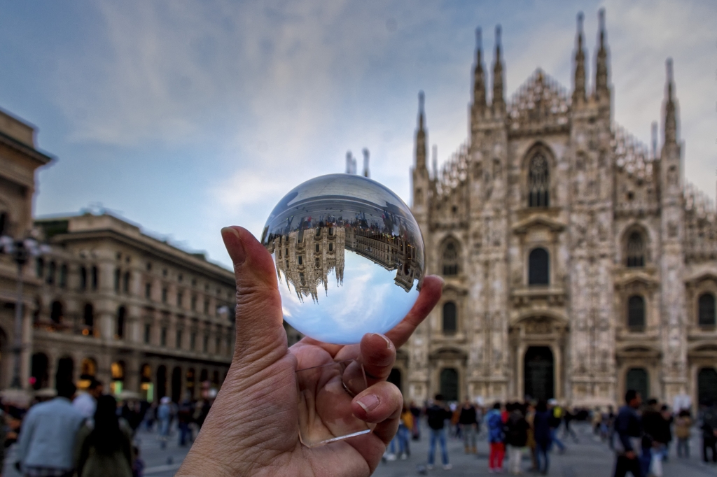 Il Duomo dentro la sfera