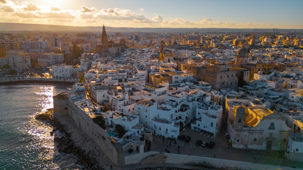 Vista Aerea di Monopoli al Tramonto, Italia