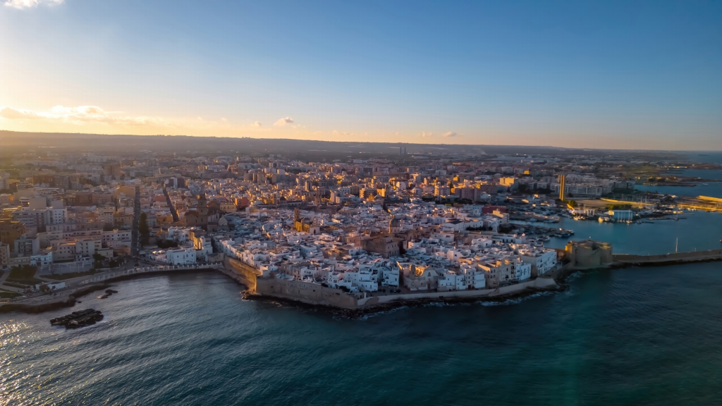 Panorama di Monopoli, Italia: Scatto con Drone