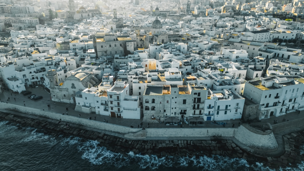 Veduta Aerea di Monopoli, Italia: Fascino Mediterraneo