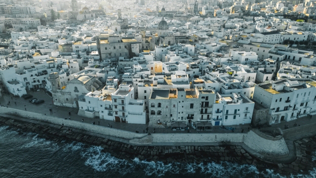 Veduta Aerea di Monopoli, Italia: Fascino Mediterraneo