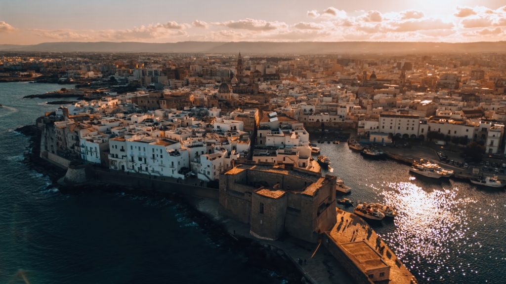 Monopoli dall'Alto al Tramonto: Atmosfera da Sogno