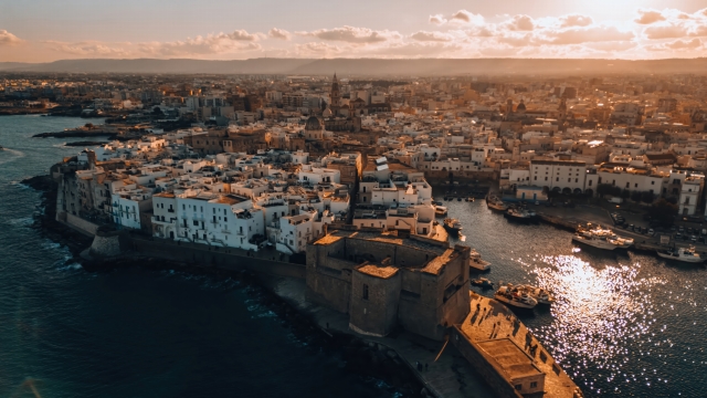 Monopoli dall'Alto al Tramonto: Atmosfera da Sogno