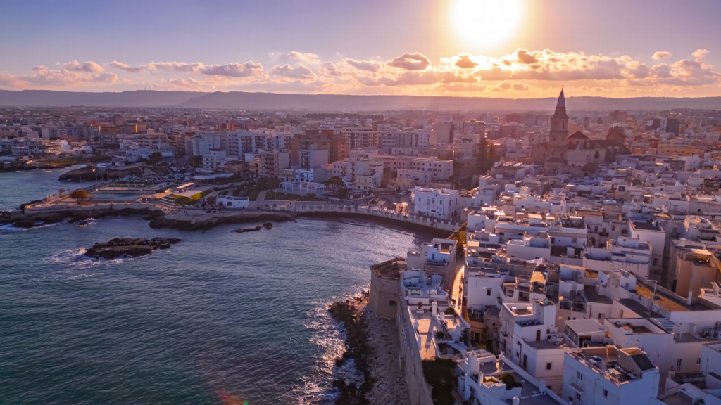 Monopoli al Tramonto: La Bellezza Vista dal Drone.