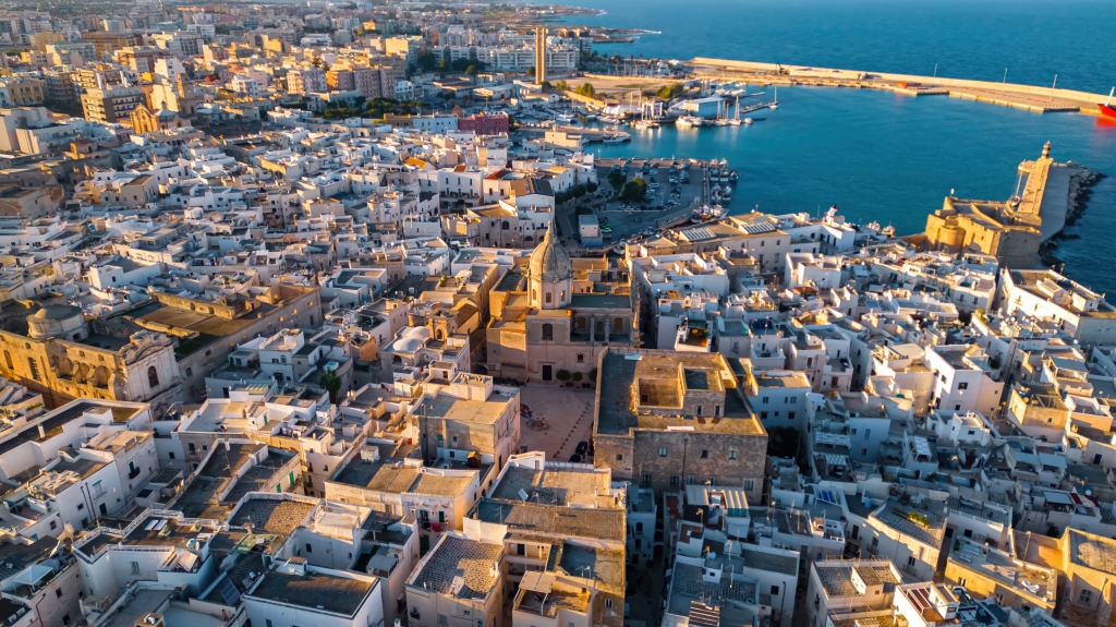 Monopoli dall'Alto: Armonia di Terra e Mare