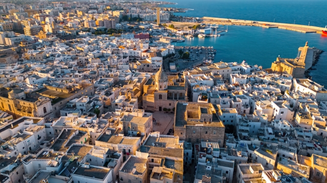 Monopoli dall'Alto: Armonia di Terra e Mare