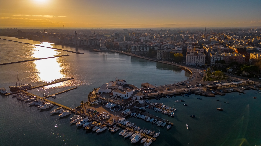 Panorama di Bari al Tramonto: Scatto con Drone