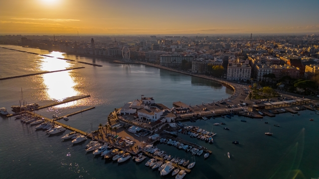 Panorama di Bari al Tramonto: Scatto con Drone
