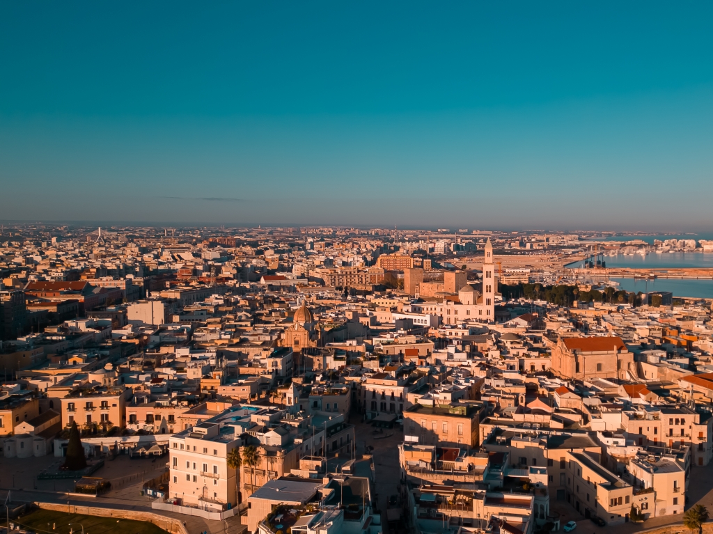 Veduta Aerea di Bari: Storia e Mare Adriatico