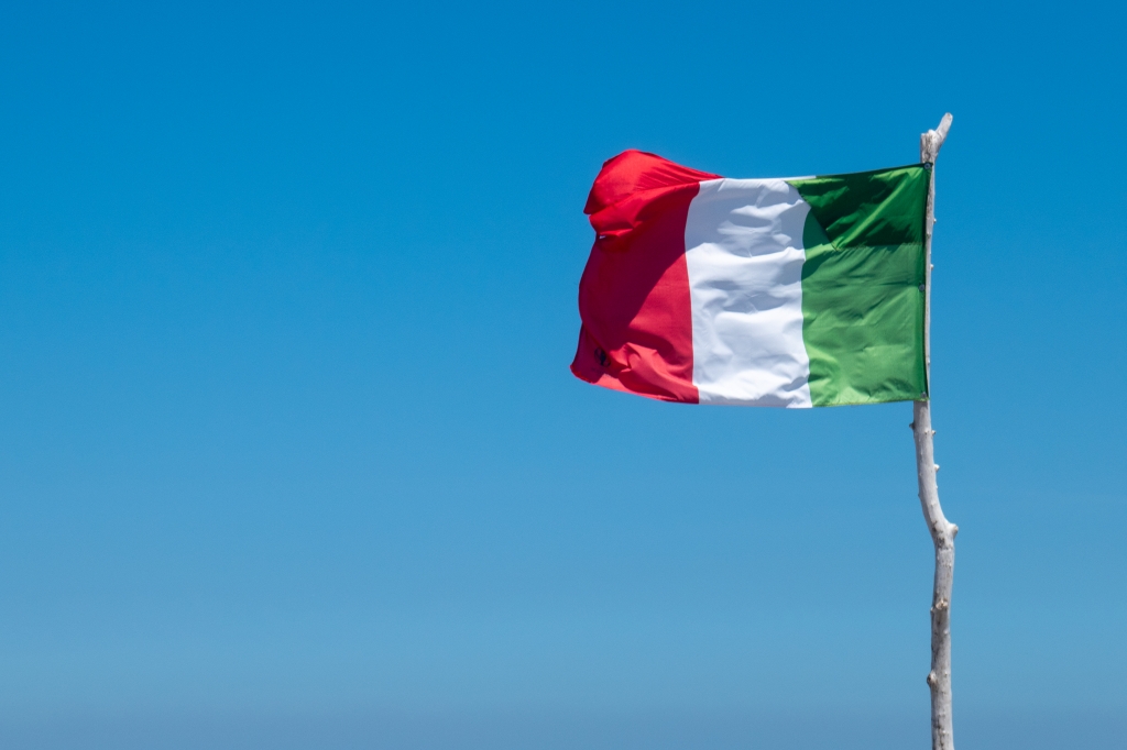 La bandiera italiana al vento