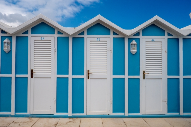 Cabine blu su cielo blu, Romagna, Italia · mirkopradelli
