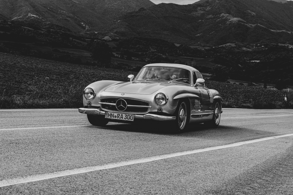 Mercedes-Benz 300 SL "Ali di gabbiano": un'icona senza tempo sull