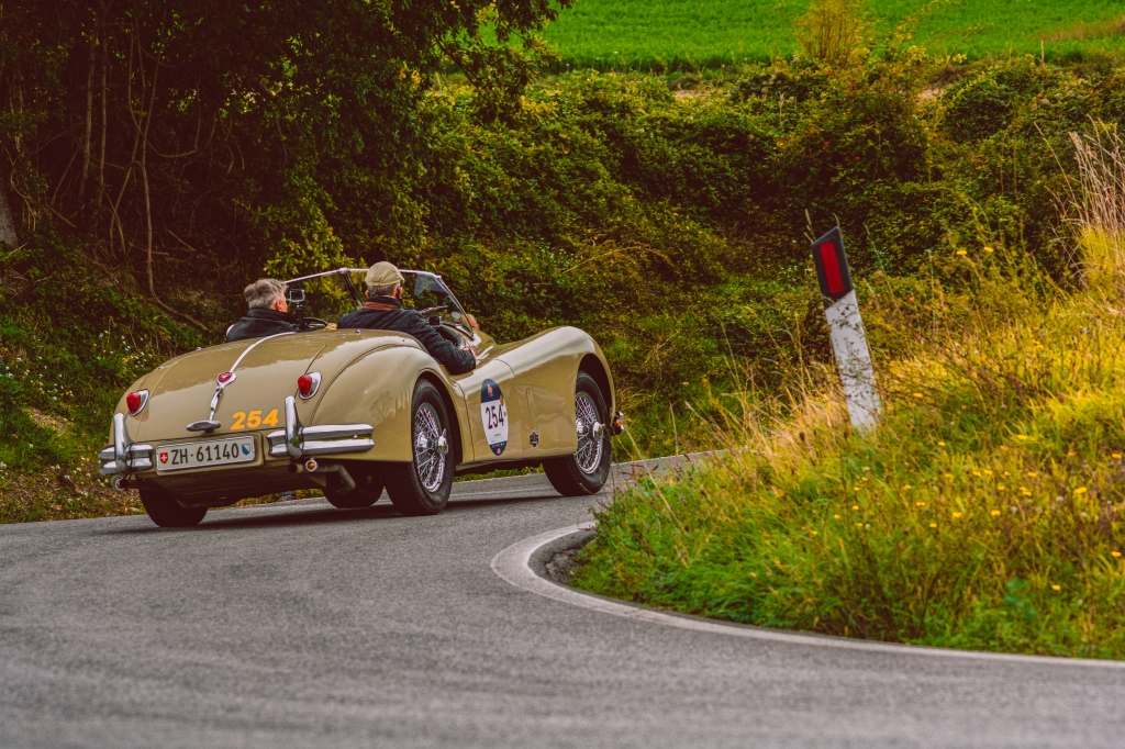 Eleganza su strada: Jaguar XK140 OTS in curva