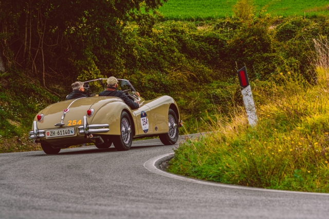 Eleganza su strada: Jaguar XK140 OTS in curva