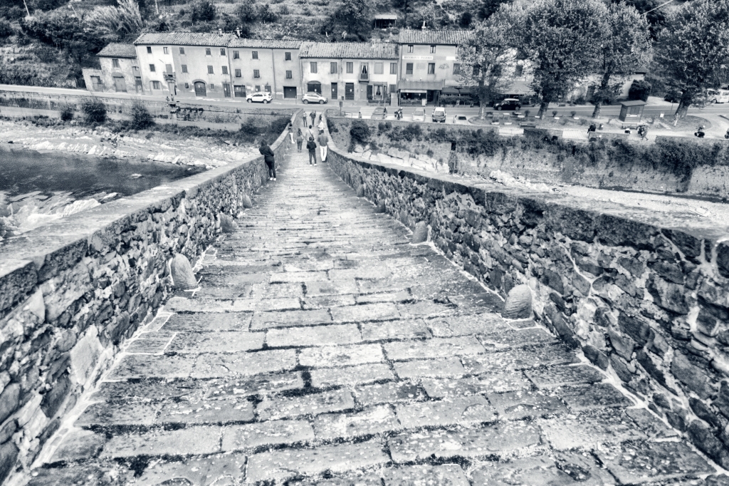Ponte del Diavolo in Bianco e Nero: Un Viaggio nel Tempo