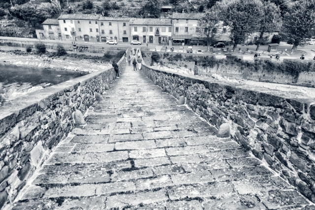 Ponte del Diavolo in Bianco e Nero: Un Viaggio nel Tempo